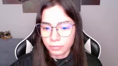 Snapshot of wolfs_daughter chatting on May 3, 2026, 1:33 am Alex online show from May 3, 2026, 1:33 am