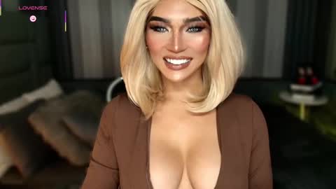 Snapshot of womanofyourdesire_ts chatting on November 30, 2025, 1:31 am Julia online show from November 30, 2025, 1:31 am