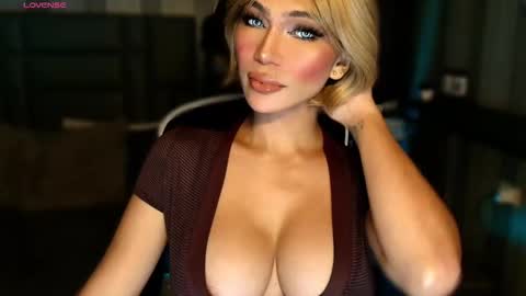 Snapshot of womanofyourdesire_ts chatting on January 19, 2026, 3:43 am Julia online show from January 19, 2026, 3:43 am