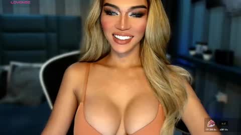 Snapshot of womanofyourdesire_ts chatting on February 2, 2026, 1:04 am Julia online show from February 2, 2026, 1:04 am