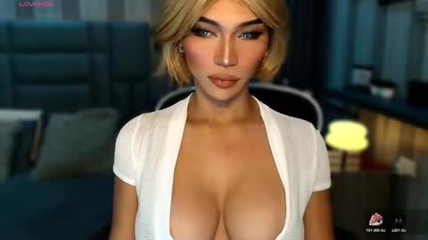 Snapshot of womanofyourdesire_ts chatting on February 3, 2026, 1:59 am Julia online show from February 3, 2026, 1:59 am