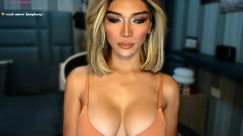 Snapshot of womanofyourdesire_ts chatting on February 4, 2026, 2:17 am Julia online show from February 4, 2026, 2:17 am