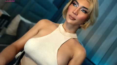 Snapshot of womanofyourdesire_ts chatting on February 8, 2026, 2:48 am Julia online show from February 8, 2026, 2:48 am