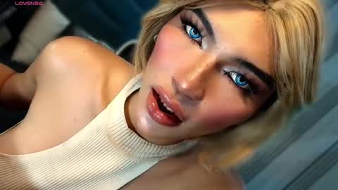 Snapshot of womanofyourdesire_ts chatting on February 9, 2026, 3:54 am Julia online show from February 9, 2026, 3:54 am