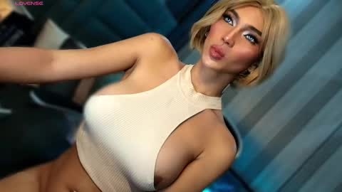 Snapshot of womanofyourdesire_ts chatting on February 10, 2026, 2:59 am Julia online show from February 10, 2026, 2:59 am