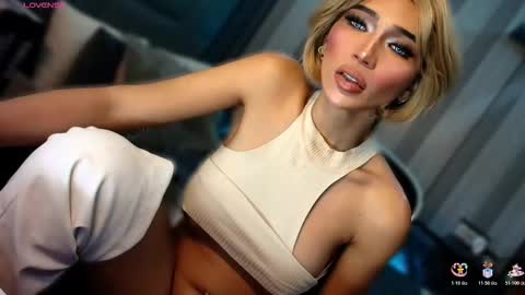 Snapshot of womanofyourdesire_ts chatting on March 1, 2026, 2:02 am Julia online show from March 1, 2026, 2:02 am