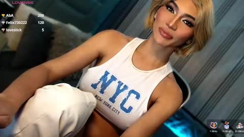 Snapshot of womanofyourdesire_ts chatting on March 8, 2026, 4:33 pm Julia online show from March 8, 2026, 4:33 pm