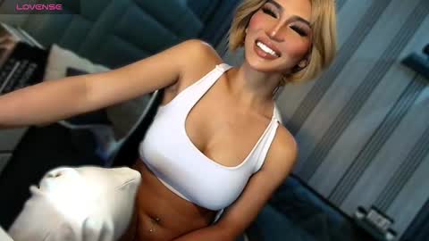 Snapshot of womanofyourdesire_ts chatting on March 12, 2026, 5:24 am Julia online show from March 12, 2026, 5:24 am