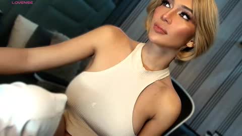 Snapshot of womanofyourdesire_ts chatting on March 15, 2026, 5:24 am Julia online show from March 15, 2026, 5:24 am