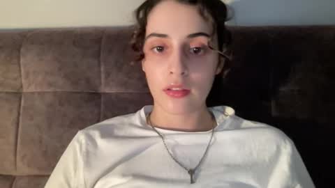 Snapshot of wonderland_stia chatting on September 17, 2025, 1:24 pm Stia online show from September 17, 2025, 1:24 pm