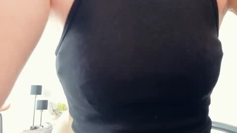 Snapshot of wonderland_stia chatting on April 4, 2026, 11:51 am Stia online show from April 4, 2026, 11:51 am