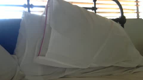 woof_wolf37 online show from October 9, 2025, 3:32 pm