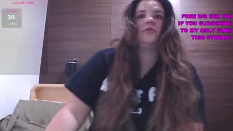 Snapshot of wow_its_kaitlyn chatting on November 21, 2025, 12:37 pm Kaitlyn xx online show from November 21, 2025, 12:37 pm