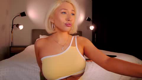 Snapshot of wow_peach_girl chatting on July 27, 2026, 3:02 am Liza online show from July 27, 2026, 3:02 am
