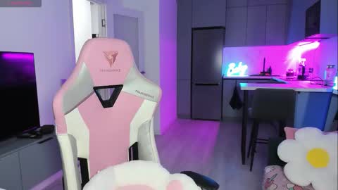 Emi online show from September 8, 2025, 7:02 pm