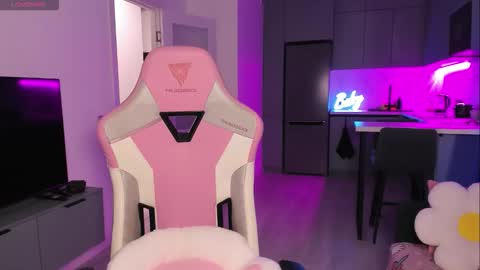 Emi online show from September 12, 2025, 7:03 pm