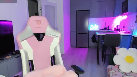 Emi online show from October 7, 2025, 4:04 pm