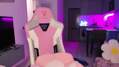 Emi online show from October 28, 2025, 3:58 pm