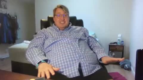 Snapshot of wrensroom chatting on February 18, 2025, 6:37 pm Wren Valentino online show from February 18, 2025, 6:37 pm