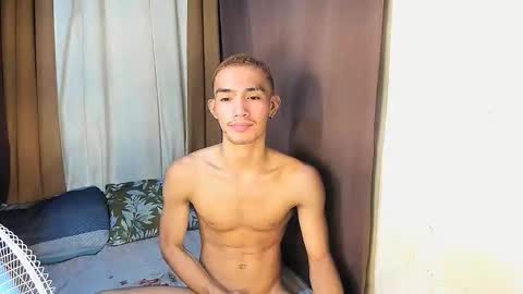 xhornytwink online show from May 6, 2026, 12:32 pm