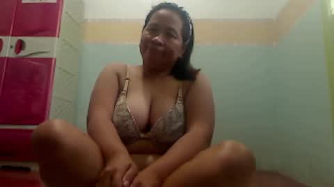 Snapshot of xxpinaymomxx chatting on November 29, 2025, 7:00 am xxpinaymomxx online show from November 29, 2025, 7:00 am