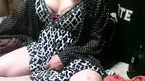 Snapshot of xxxgarterfreekxx chatting on April 15, 2026, 10:11 am Silky Lingerie grrl online show from April 15, 2026, 10:11 am