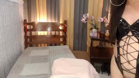 QUEENCY online show from December 22, 2025, 12:35 pm