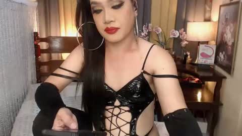 Snapshot of xxxmiss_cathyxxx chatting on June 11, 2026, 2:15 pm QUEENCY online show from June 11, 2026, 2:15 pm