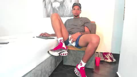 Snapshot of y0ung_master_ chatting on November 25, 2025, 2:44 am Sr. Y0ung Master online show from November 25, 2025, 2:44 am