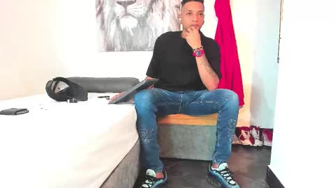 Snapshot of y0ung_master_ chatting on November 28, 2025, 1:52 am Sr. Y0ung Master online show from November 28, 2025, 1:52 am