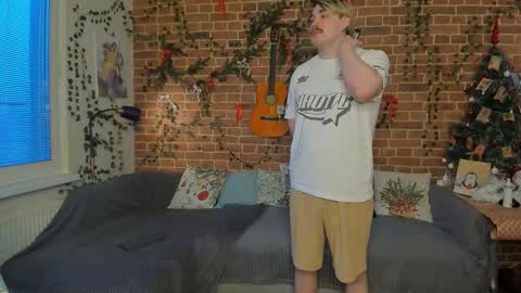 Snapshot of yami_yami_yami chatting on January 8, 2026, 12:51 pm Mia and Andry online show from January 8, 2026, 12:51 pm