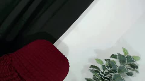 yams_kitty69 online show from November 19, 2025, 1:33 pm