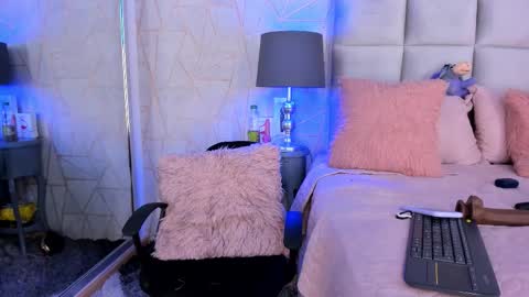 Yara Bliss  online show from February 3, 2026, 6:35 pm