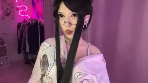 Snapshot of yawnpuffx chatting on May 12, 2026, 3:53 pm HolyLega online show from May 12, 2026, 3:53 pm