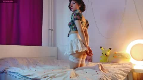 Snapshot of yellow_songbird chatting on May 2, 2026, 4:23 pm Liya online show from May 2, 2026, 4:23 pm