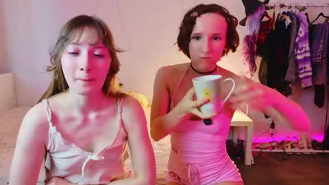 Snapshot of yellow_songbird chatting on May 7, 2026, 5:18 pm Liya online show from May 7, 2026, 5:18 pm