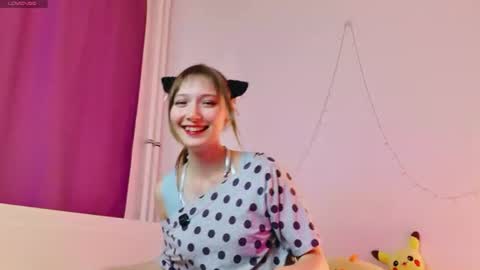 Snapshot of yellow_songbird chatting on June 15, 2026, 3:25 pm Liya online show from June 15, 2026, 3:25 pm
