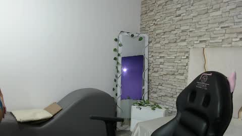 Snapshot of yenn_tay chatting on May 1, 2026, 11:48 am ZAYDEN online show from May 1, 2026, 11:48 am