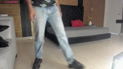 M O R E N O online show from October 19, 2025, 8:20 pm