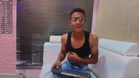 M O R E N O online show from November 7, 2025, 9:59 pm