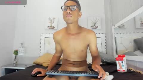 M O R E N O online show from November 12, 2025, 9:58 pm