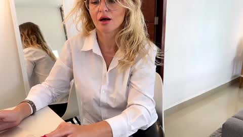 Snapshot of yes_mommy_zlata chatting on December 4, 2024, 8:29 pm Zlata online show from December 4, 2024, 8:29 pm