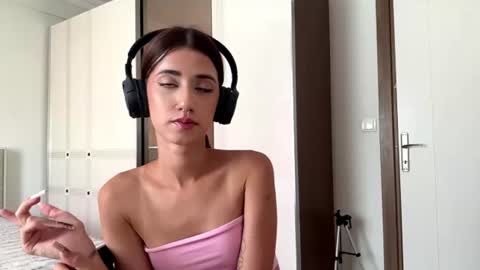 Snapshot of yettahagins chatting on July 19, 2026, 1:59 pm Julia 3 online show from July 19, 2026, 1:59 pm