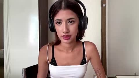 Snapshot of yettahagins chatting on July 20, 2026, 1:35 pm Julia 3 online show from July 20, 2026, 1:35 pm