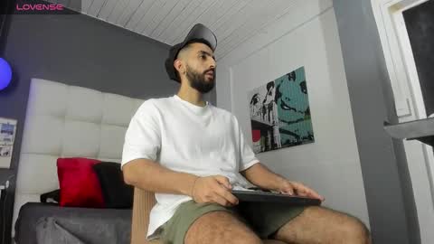 Yiyo online show from February 8, 2026, 4:27 am