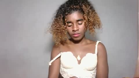 Snapshot of yolandrina05 chatting on October 13, 2025, 12:32 am yolandrina05 online show from October 13, 2025, 12:32 am