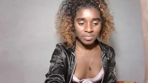 Snapshot of yolandrina05 chatting on October 13, 2025, 1:00 pm yolandrina05 online show from October 13, 2025, 1:00 pm