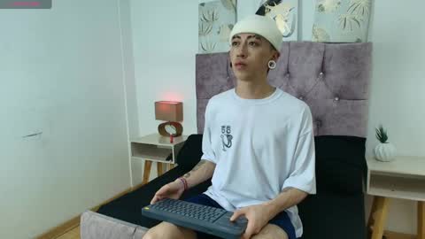 Snapshot of yoshua_smith chatting on April 4, 2026, 7:55 pm Yoshua Smith online show from April 4, 2026, 7:55 pm