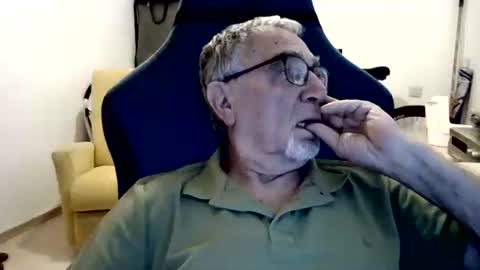 Snapshot of yoska281 chatting on June 12, 2026, 4:11 am yoska281 online show from June 12, 2026, 4:11 am