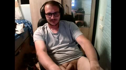 Snapshot of younromki chatting on May 14, 2026, 9:10 pm A... online show from May 14, 2026, 9:10 pm